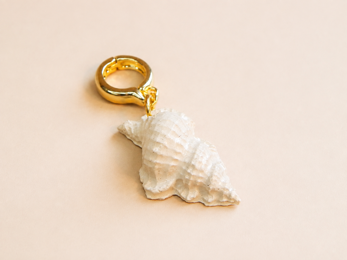 Charm ceramico con cierre dorado de acero inoxidable