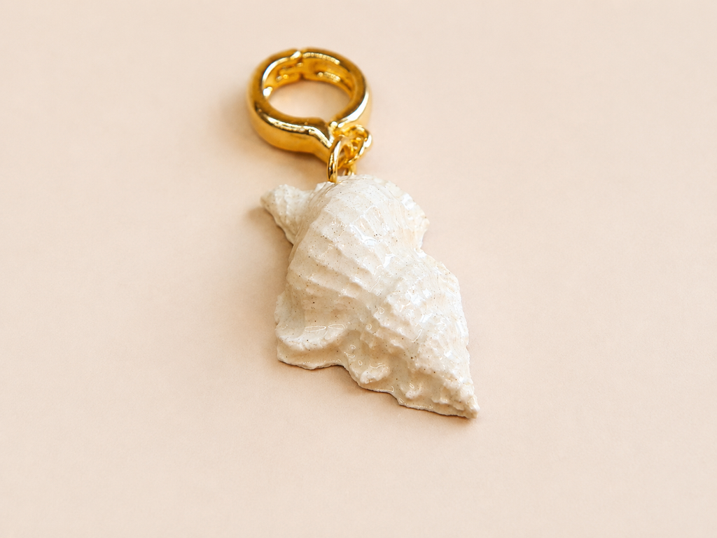 Charm ceramico con cierre dorado de acero inoxidable
