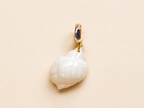 Charm ceramico con cierre dorado de acero inoxidable