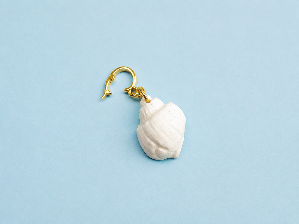 Charm ceramico con cierre dorado de acero inoxidable