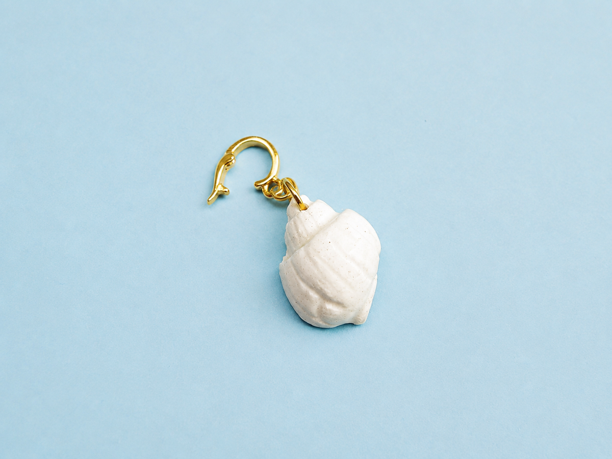 Charm ceramico con cierre dorado de acero inoxidable
