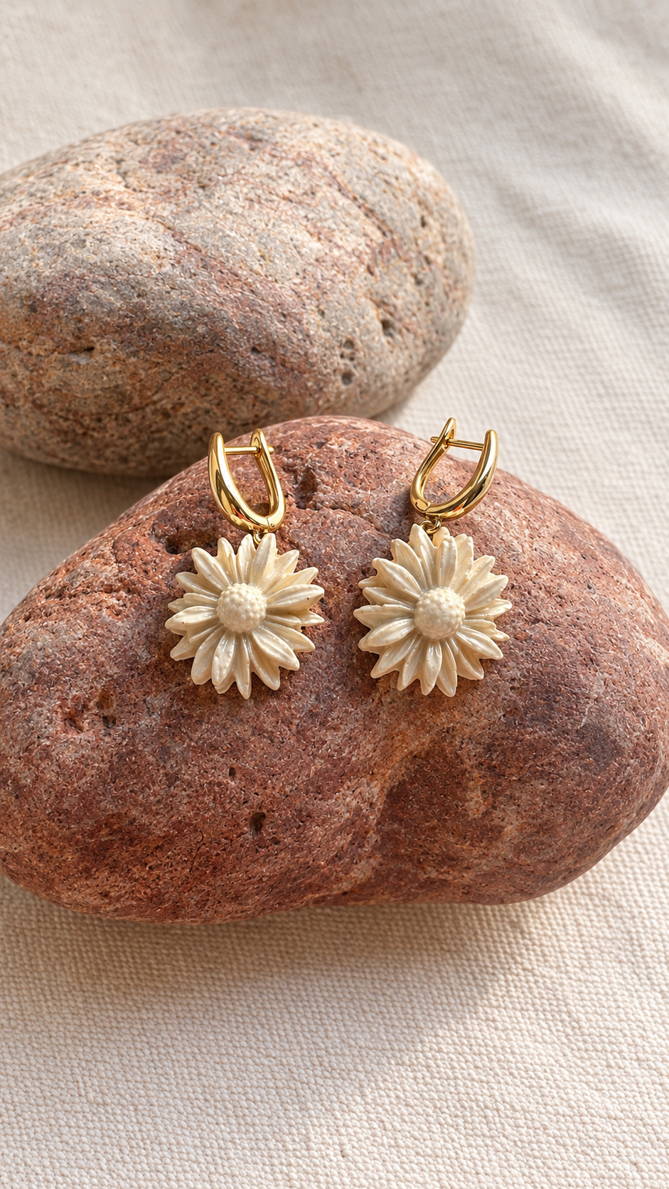 pendientes margarita con aro dorado en color blanco_by halm studio