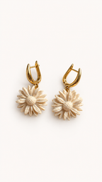 Pendientes Liria de cerámica con diseño de flor en color marfil