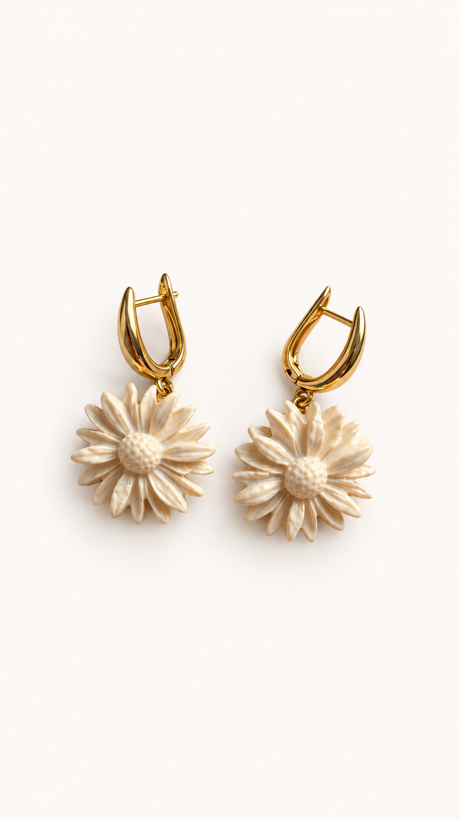 Pendientes Liria de cerámica con diseño de flor en color marfil