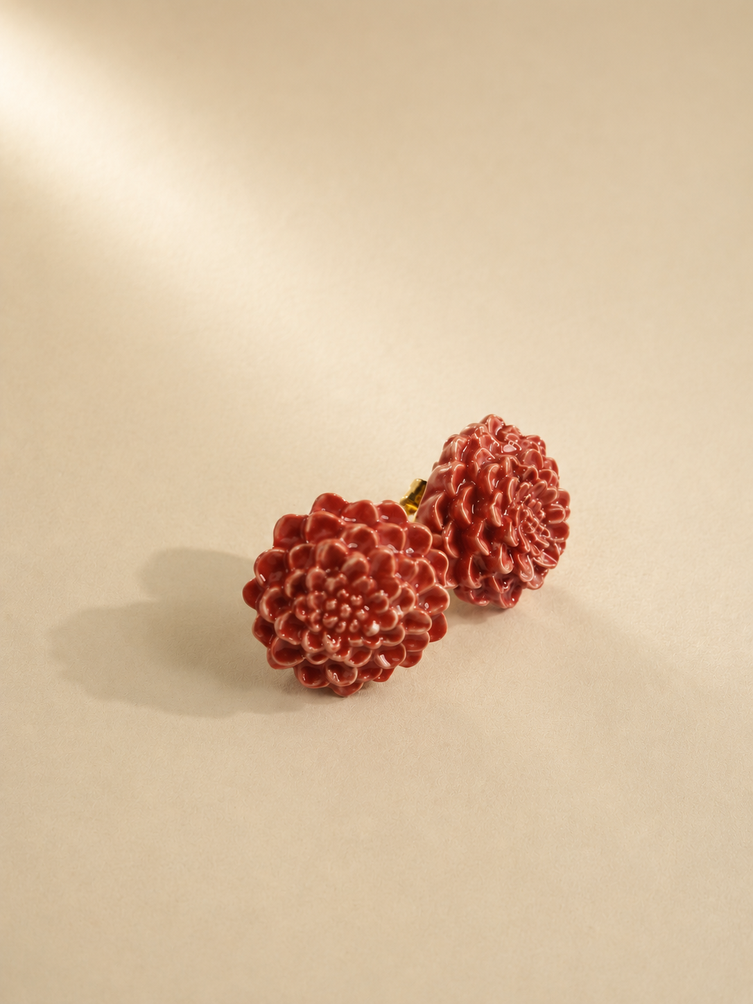 pendientes de flor en color rojo oscuro
