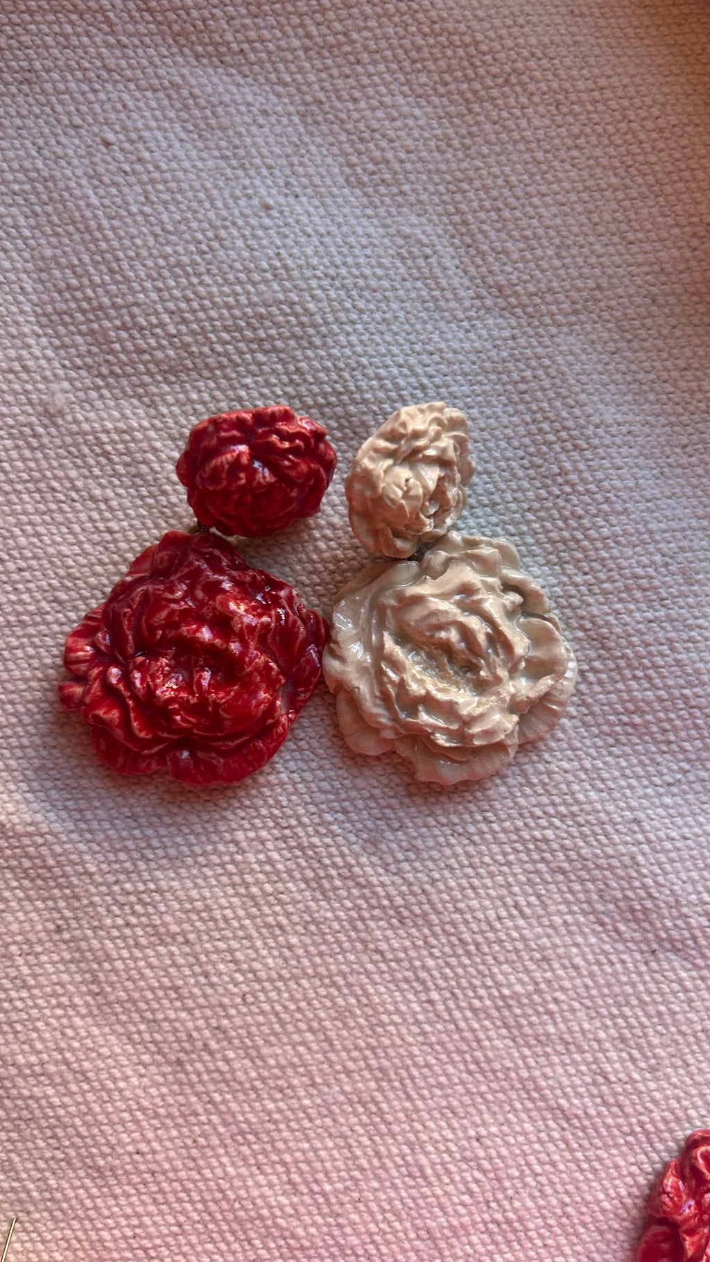pendientes de flor blanco y rojo
