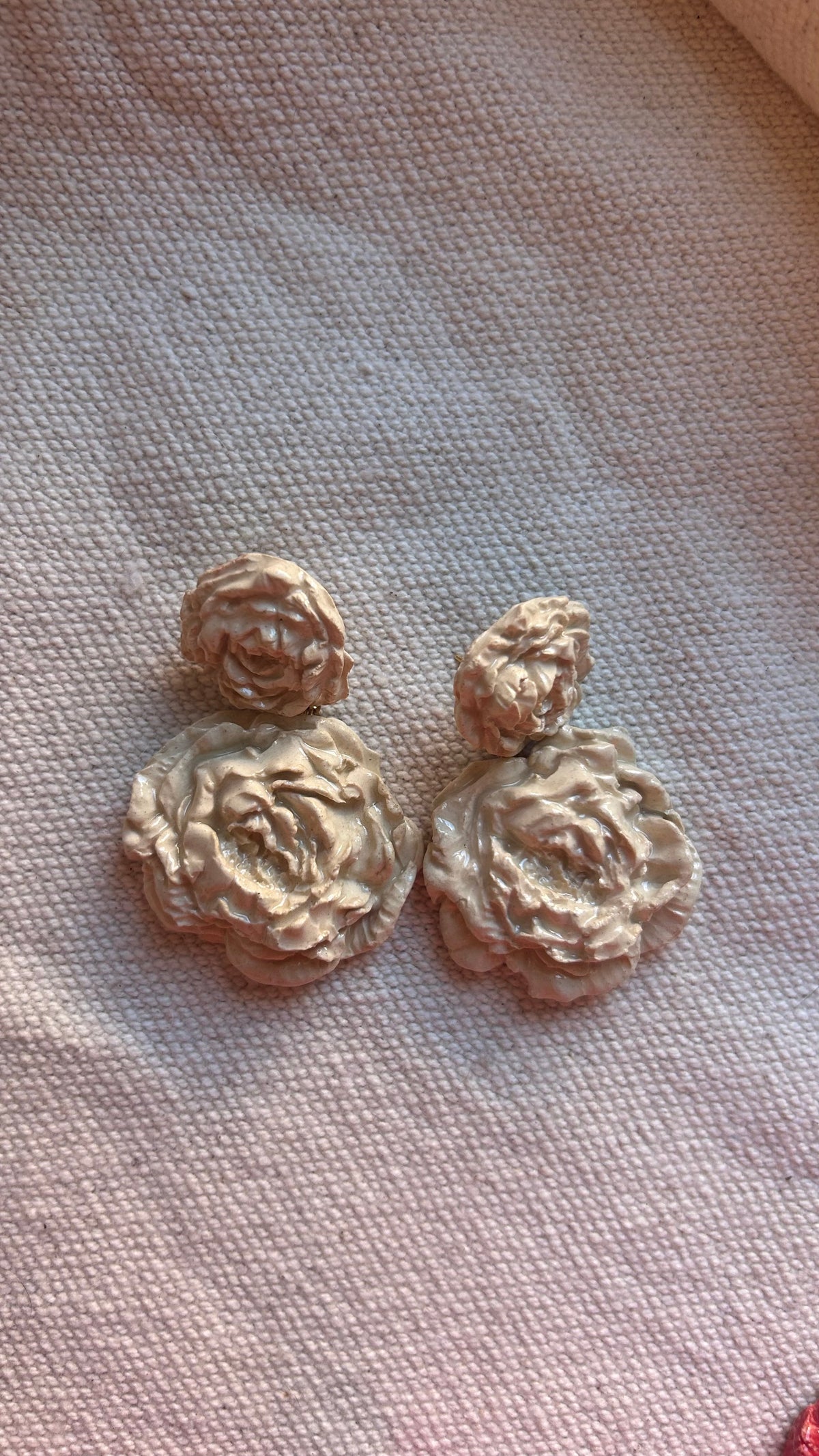 Pendientes de flores Peonía en gres cerámico color marfil sobre lino